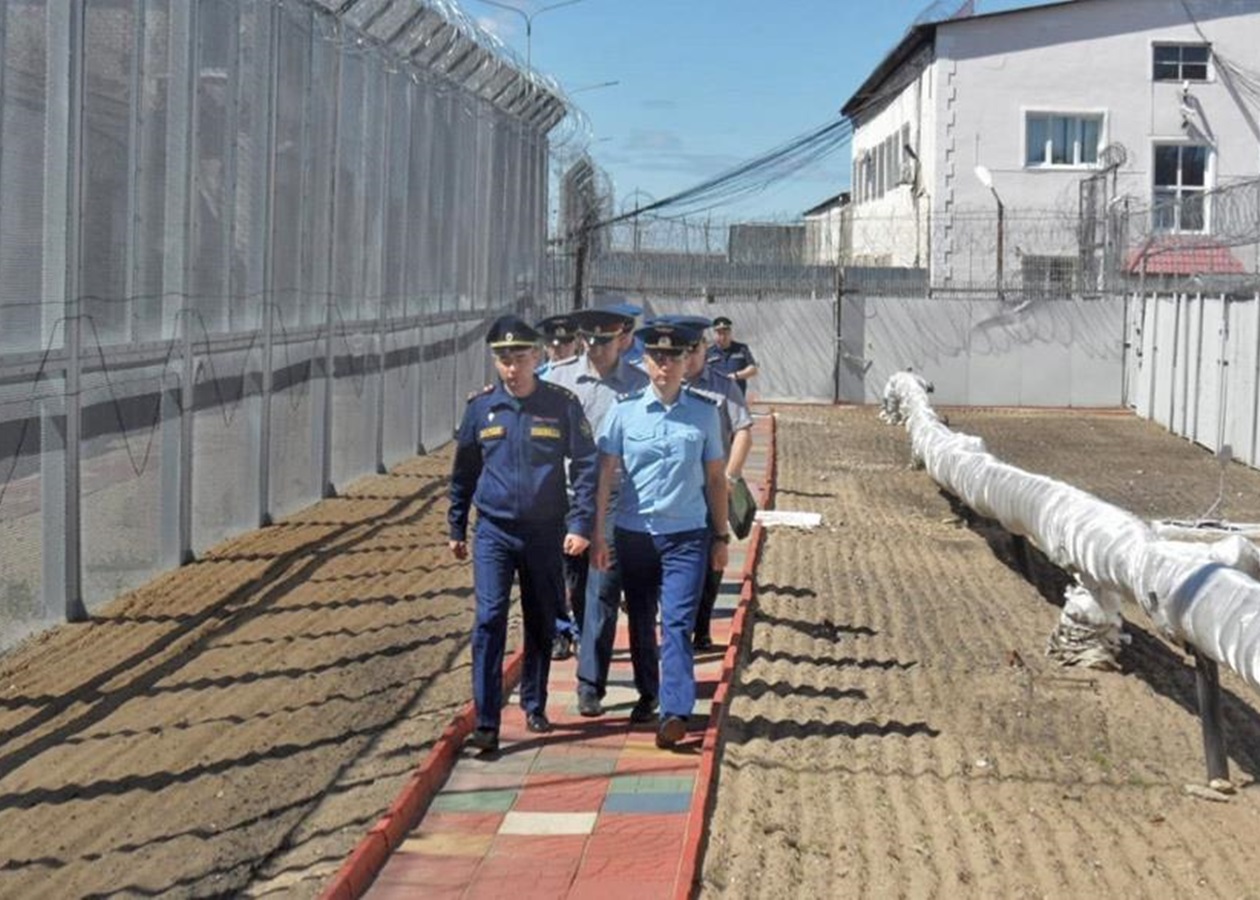 Працівнику колонії РФ оголошено підозру за знущання з українських полонених