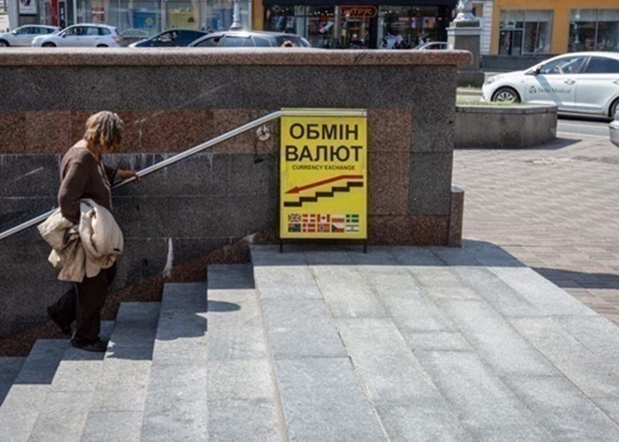 Долар і євро впали після тривалого зростання