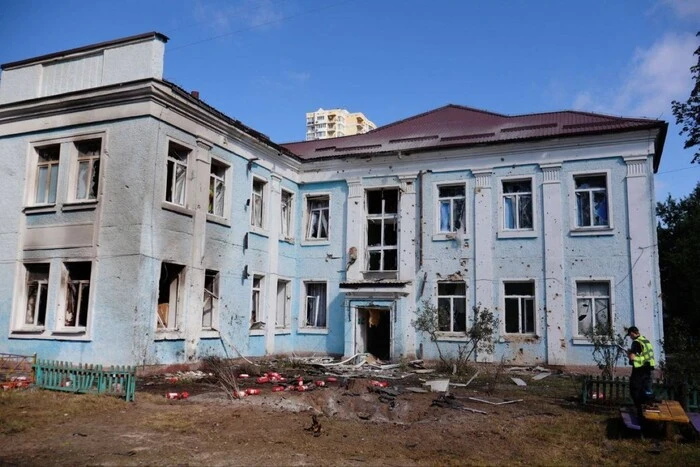 Атака на Київ: у Дарницькому районі пошкоджено дитсадок, супермаркет та склади (фото)