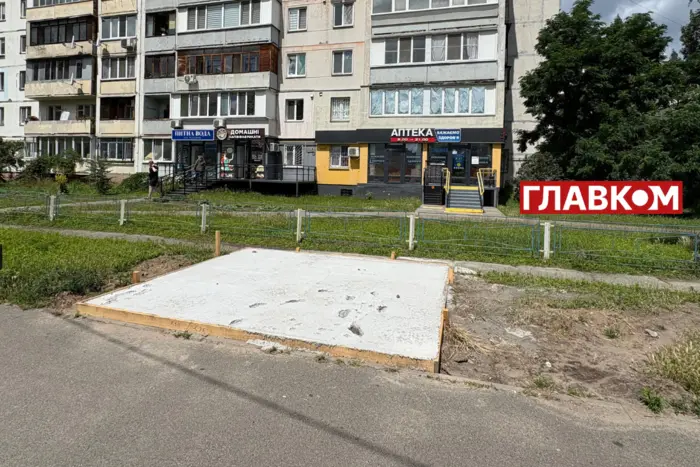 На Оболоні, попри боротьбу з МАФами, з’явився новий фундамент під кіоск (фото)