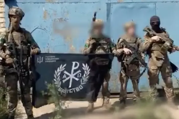 Бійці ГУР ліквідували окупантів, які фотографувалися з прапором РФ поблизу Дніпропетровщини