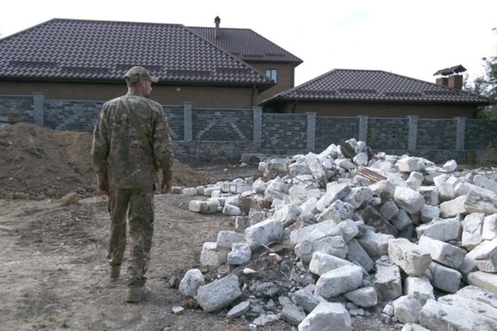 Доки військовий лікувався після поранення, невідомі знесли його будинок