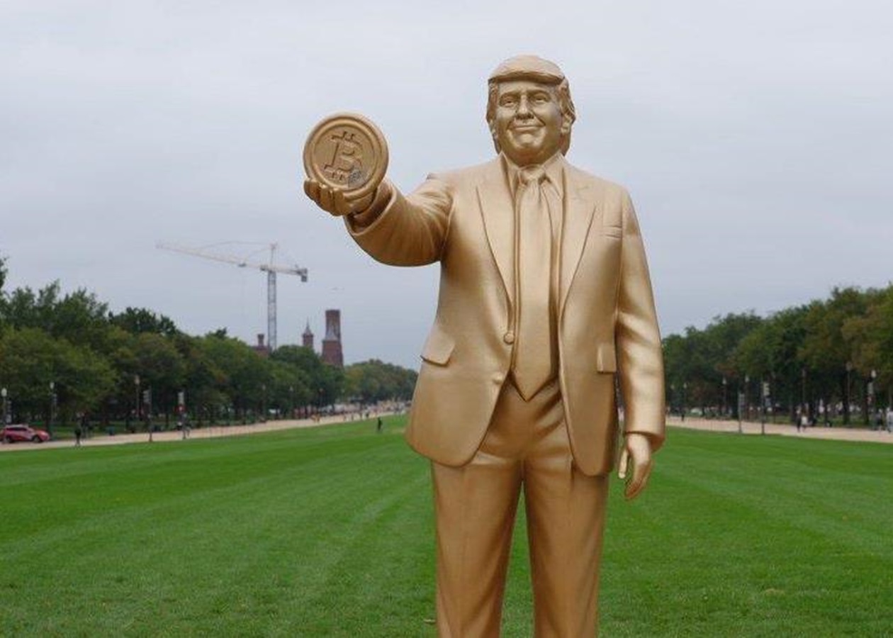 У Вашингтоні встановили "золоту" статую Трампа