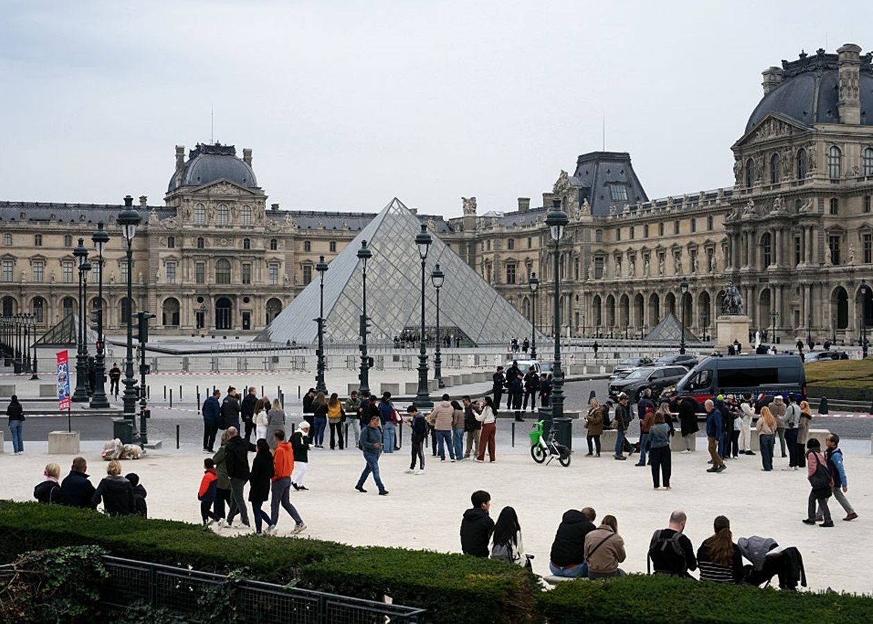 Лувр відновив роботу після масштабного пограбування