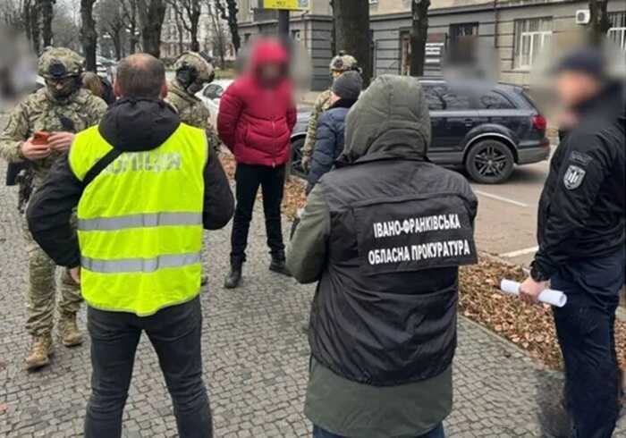 На Прикарпатті викрили високопосадовців, які брали хабарі з місцевих підприємців