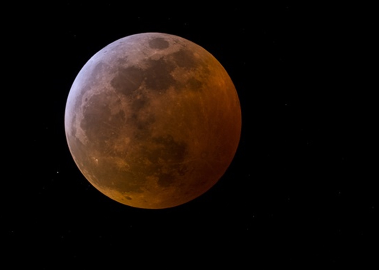 Стало відомо, коли українці зможуть побачити Бобровий супермісяць