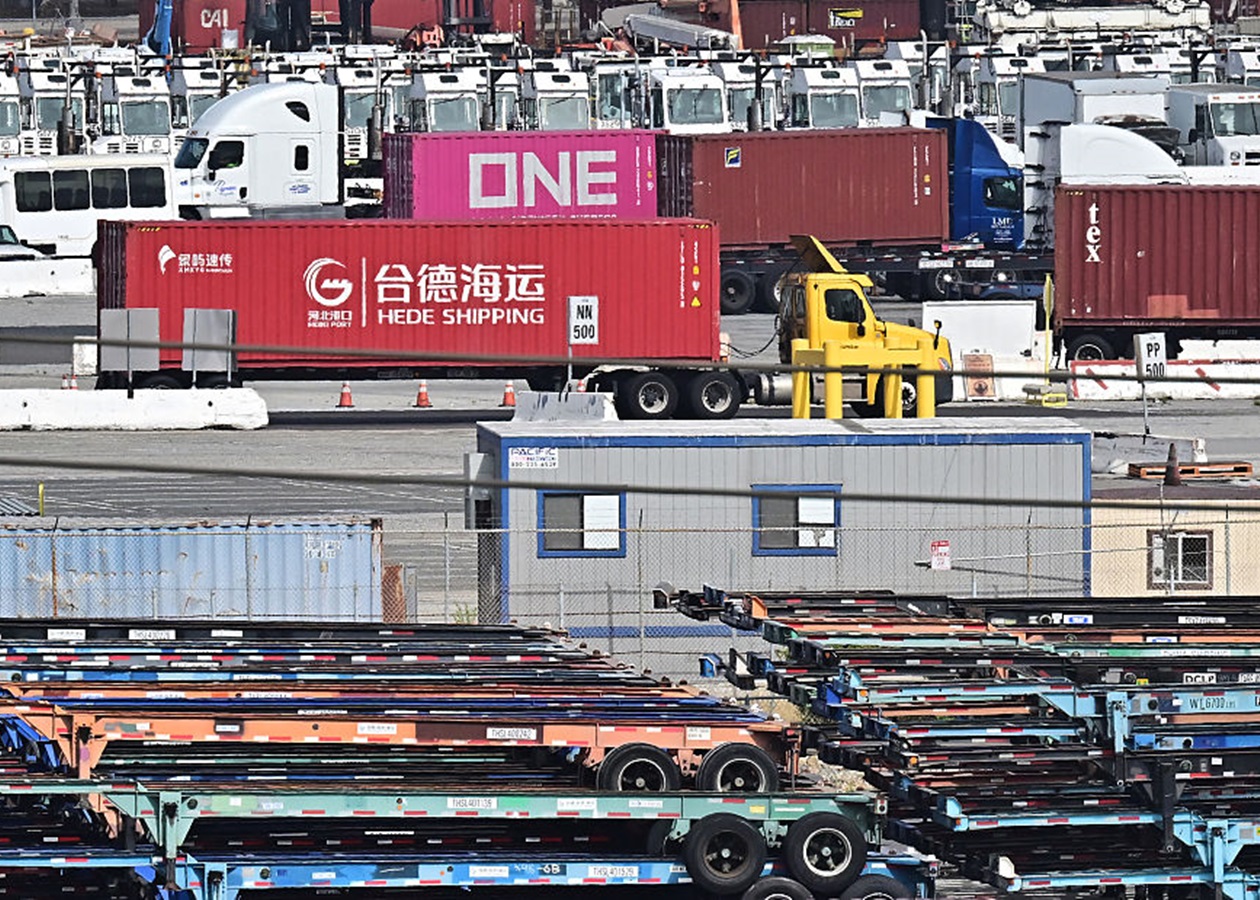 Китай призупинив дію частини мит на товари США