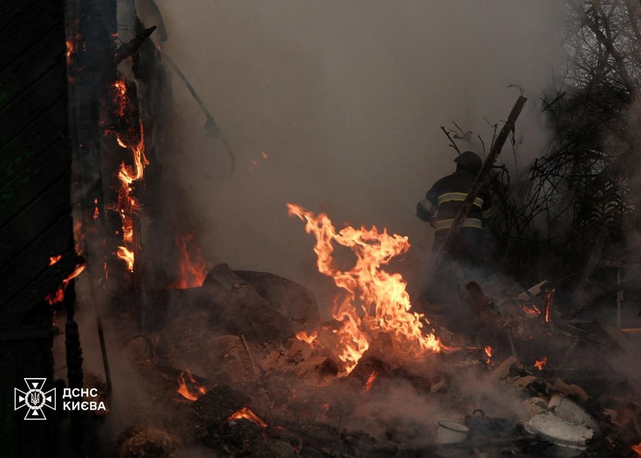 Пожежі після нічного обстрілу Києва ліквідовано