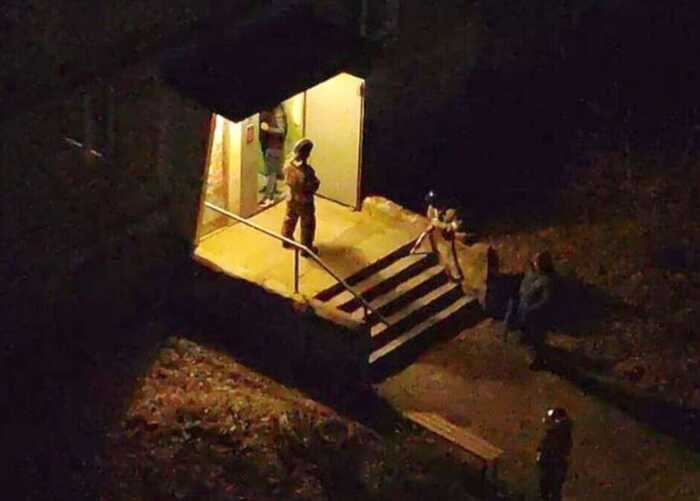 У РФ багатоповерхівку довелося евакуювати після того, як «герой СВО» з гранатою взяв у заручники жінку та її дитину