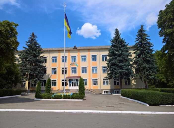 2,7 мільйона за люкс-мінівен: у Сокирянах купують Hyundai Staria у дилера, пов’язаного з родиною Гладковського