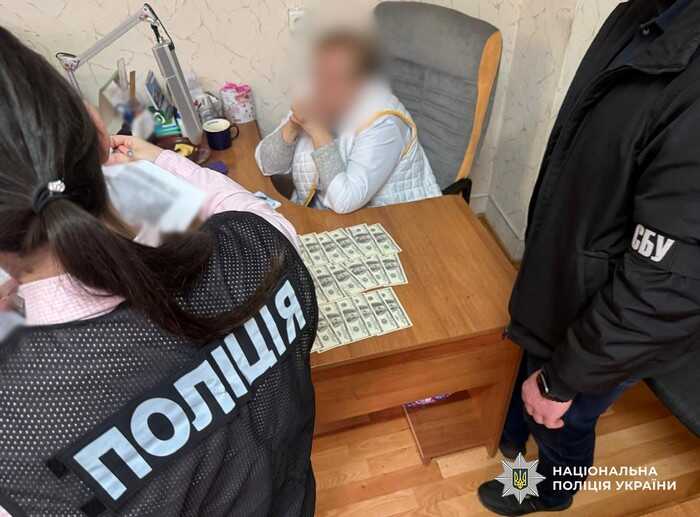 Депутатку міськради на Одещині затримали за хабар у 9,5 тисячі доларів за оренду землі