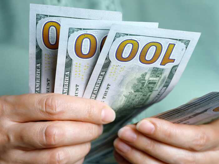 990 тисяч доларів у спинці сидіння і “нічого не виявили”: як через КПП «Ужгород» з України виїхав майже мільйон доларів повз митницю