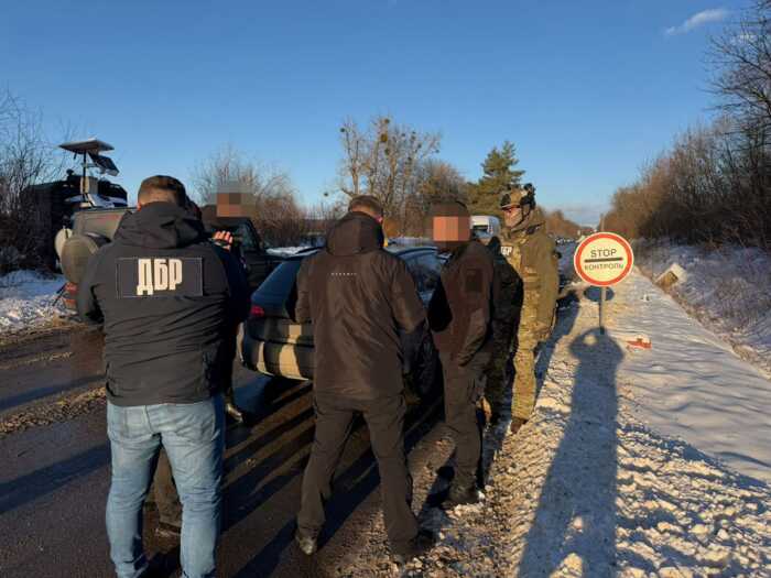 Посадовця митного поста на Буковині спіймали на хабарі: 100 доларів за кожен «сіро» ввезений iPhone