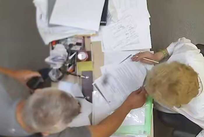Опубліковано відео отримання хабаря керівницею Дніпровської ВЛК, у якої під час обшуків виявили 300 тисяч доларів