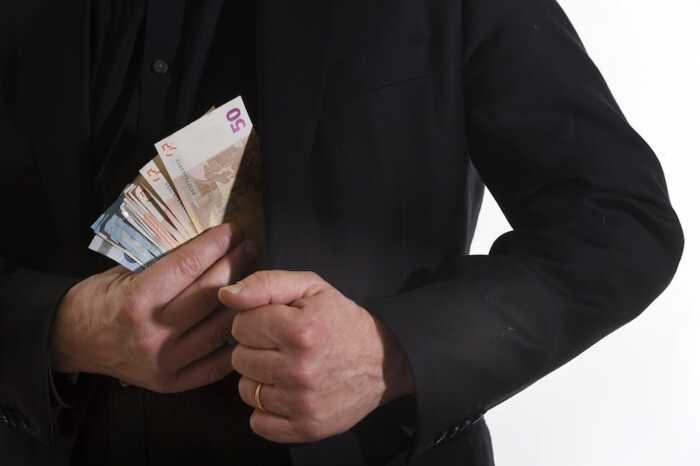 Прокурор із Франківщини Андрій Піварчук намагається виправдати мільйонні статки, але забув про СЕС і витрати на ремонт авто