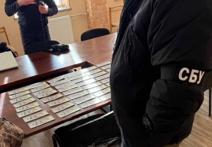 Начальника мобілізаційного відділення Хустського РТЦК та СП затримали на хабарі у 6 тисяч доларів