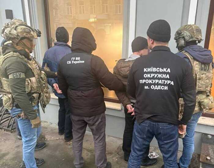 В Одесі викрили медиків, які за 21 тисячу доларів видавали фальшиві довідки для виїзду за кордон