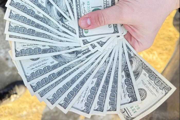 Хотів “відмазати” товариша за 2500 тисячі доларів: на Львівщині затримали військового на хабарі командиру