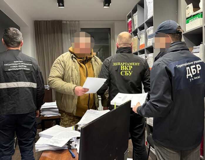 На Київщині командира військової частини викрили у вимаганні грошей за неофіційні “відпустки”