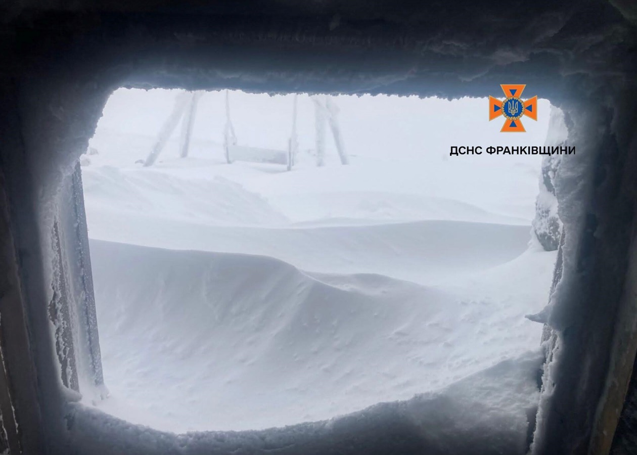 Перемети снігу понад метр: ДСНС застерігає від походів у високогір'я