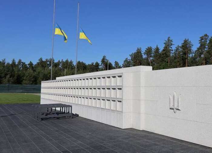 У справі про фіктивне працевлаштування з бронюванням політтехнолога Володимира Петрова розслідують керівника меморіального кладовища ЗСУ