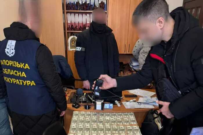 18 тисяч доларів за «виключення з обліку»: у Запоріжжі затримали адвоката