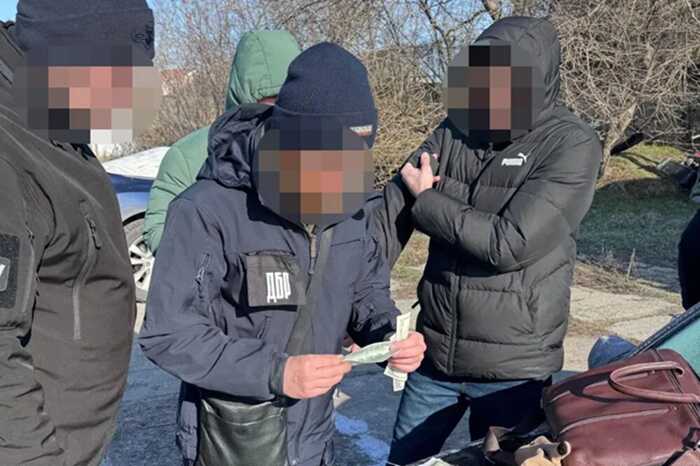 Прикордонника викрили на хабарі в 1 тисячу доларів за пропуск авто без огляду — ДБР