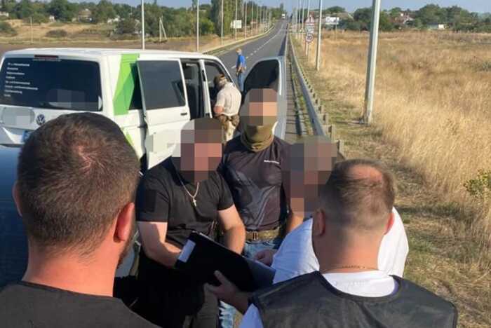 Забрав із ТЦК і мав передати на трасі: ДБР скерувало до суду справу правоохоронця, що торгував уникненням мобілізації