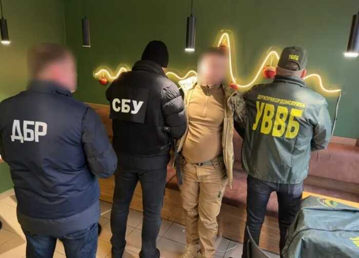 1000 доларів за переведення в тил: військовому у Львові оголосили підозру за зловживання впливом