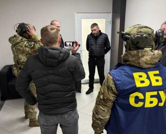 СБУ затримала командувача логістики ПС та начальника Управління СБУ на Житомирщині під час отримання хабаря у 320 тисяч доларів