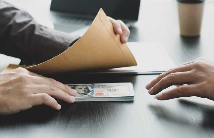 Арочні конструкції на 1,4 мільярда гривень: з’явилися подробиці викриття на хабарі у 320 тисяч доларів посадовців ПС Українця та СБУ Компаніченка