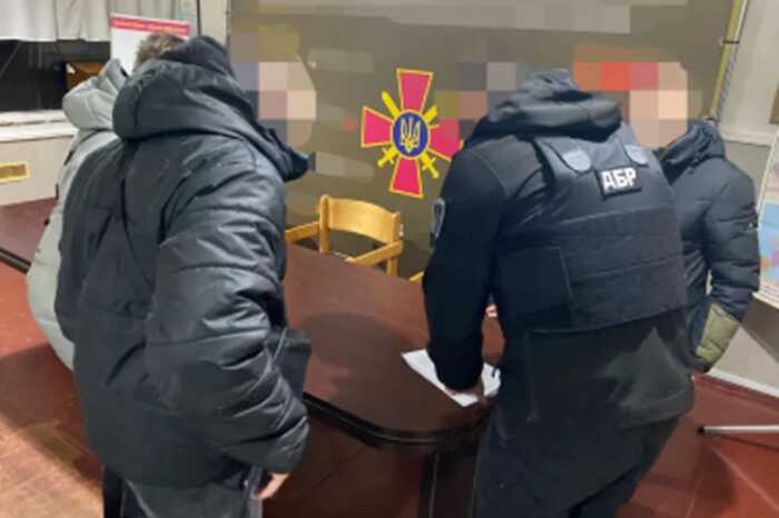 20 тисяч доларів за «бронь»: у Кропивницькому ДБР затримало офіцера обласного ТЦК