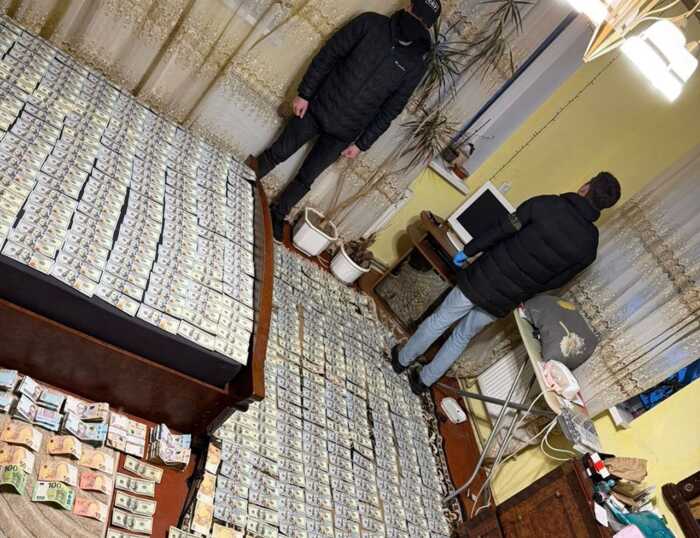 Виявили 200 тисяч доларів і 350 тисяч гривень: мати та син організували продаж фіктивної інвалідності