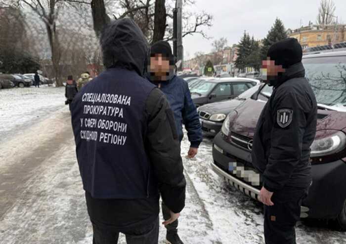 Зняв із розшуку 15 військовозобов’язаних: у Донецькій області оголосили підозру працівнику ТЦК