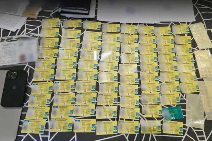 На Буковині БЕБ викрило схему продажу фальшивих посвідчень водія: трьом особам оголошено підозру