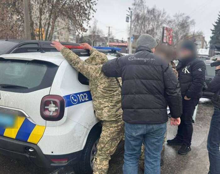 На Київщині затримали посадовця районного ТЦК за підозрою в отриманні 4 000 доларів хабаря