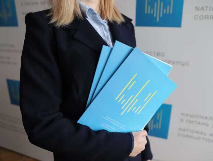 Tesla за 5 тисяч гривень і BMW за 100 тисяч: НАЗК не побачило порушень у декларації депутатки Світлани Бойко