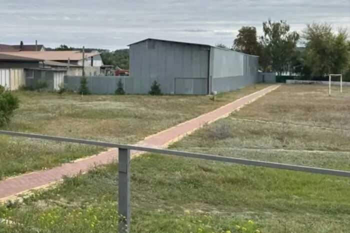 Стадіон «пішов під бізнес»: на Київщині чиновники Держгеокадастру “відрізали” землю школи