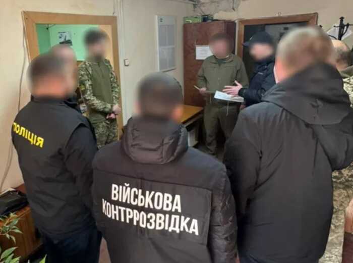 Корупційний тандем: працівник ТЦК з батьком продавали військові квитки за 900 доларів