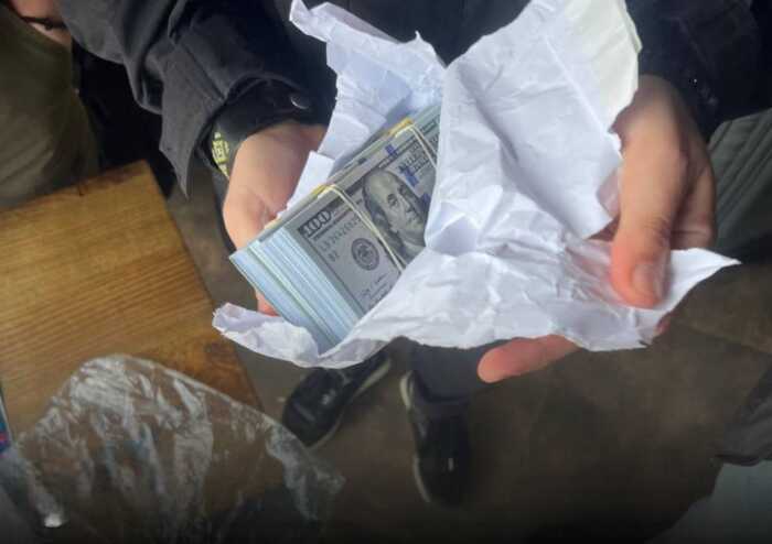 На Львівщині затримали прикордонника, який правив 30 тисяч доларів за виїзд ухилянтів