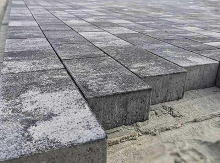 Мінус 2,8 мільйона гривень з бюджету Кам’янець-Подільського: 9 осіб отримали підозри за махінації з бруківкою