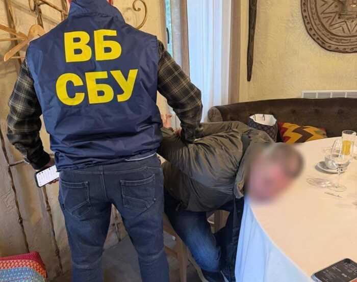 СБУшників Бріку і Токарчука затримали на хабарі у 622 тисяч доларів від бурштинового бізнесу, але суд дав заставу менше 23 тисяч доларів і відсторонив НАБУ від справи