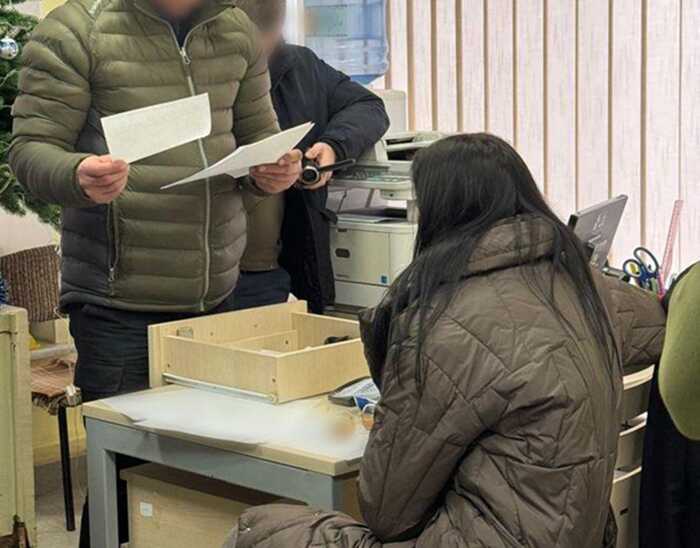 Ексспівробітниця банку обікрала бабусю загиблого військового на понад мільйон гривень
