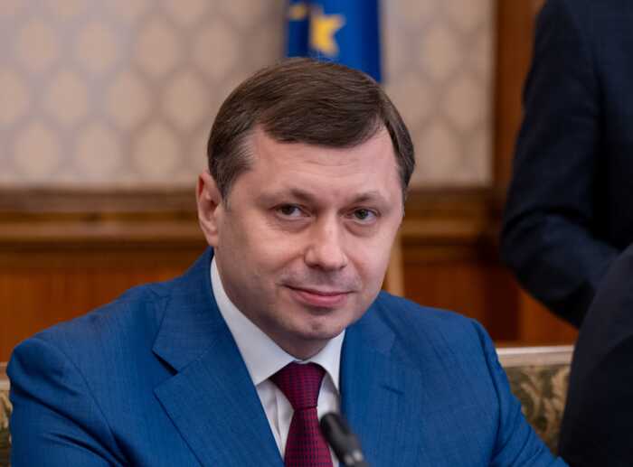 Голова Київського апеляційного суду Ярослав Головачов зачищає інтернет від розслідувань про майнову імперію родини на 3 мільйони доларів