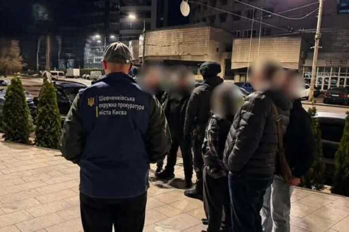 У столиці затримали підозрюваних у вимаганні 20 тисяч доларів за «звільнення» з ТЦК