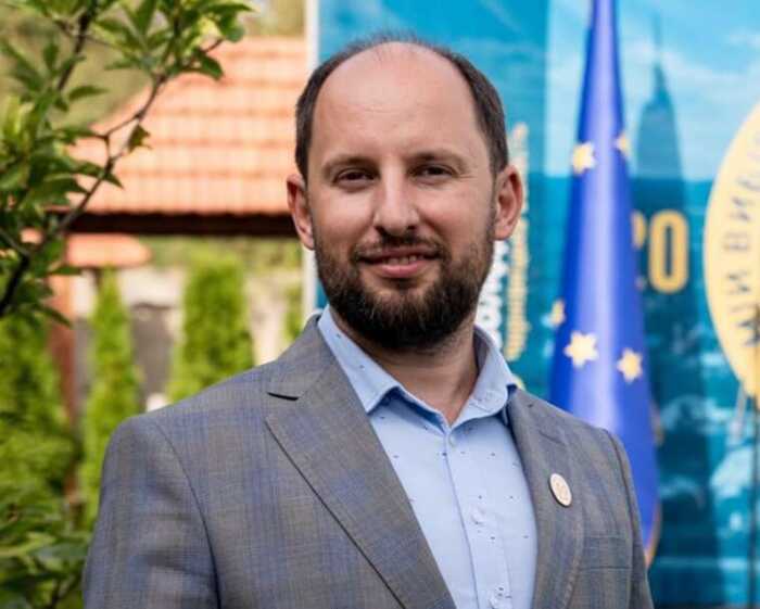 Авто для ЗСУ, мільйони готівки й «гуманітарка» на 15 мільйонів: секретар виконкому Чернівців Добржанський організував корупційну схему