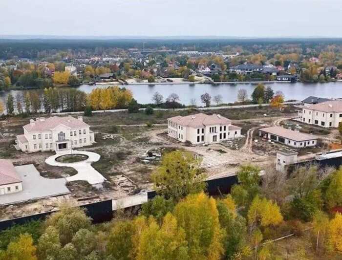 Я на фасаді стою": Міндіч розповів кому належать елітні маєтки у "Династії