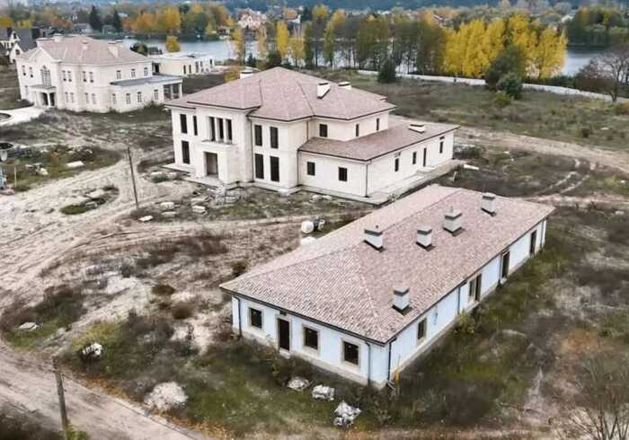 «Не коментуємо»: Офіс Президента відреагував на розслідування про елітні маєтки «Вови» та «Андрія»