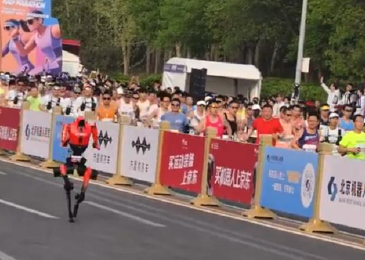 У Пекіні роботи-гуманоїди обігнали людей під час півмарафону