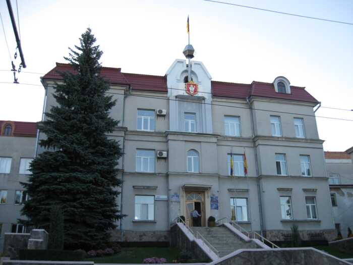 Паркет по ціні люкс-класу та золоті перила: Луцька міська рада додала 33 мільйони гривень на ветеранський простір